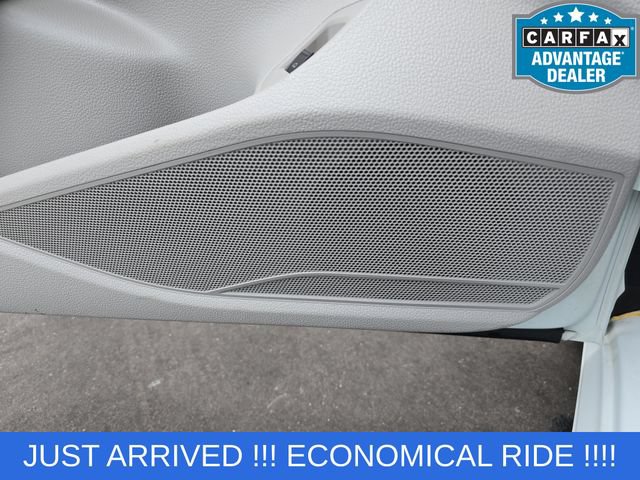 Used 2018 Volkswagen Passat 2.0T R-Line w/ R-Line Lighting Package FWD image 11
