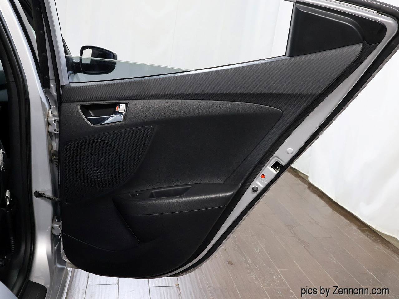 Used 2016 Hyundai Veloster FWD image 28