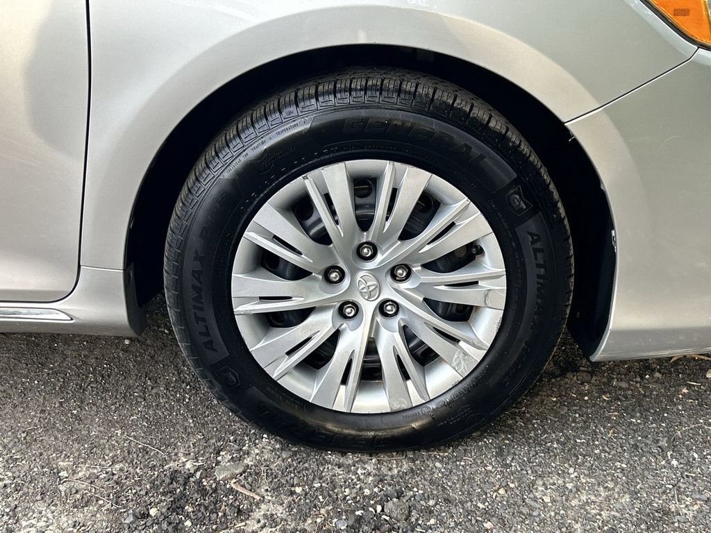 Used 2012 Toyota Camry LE FWD image 13