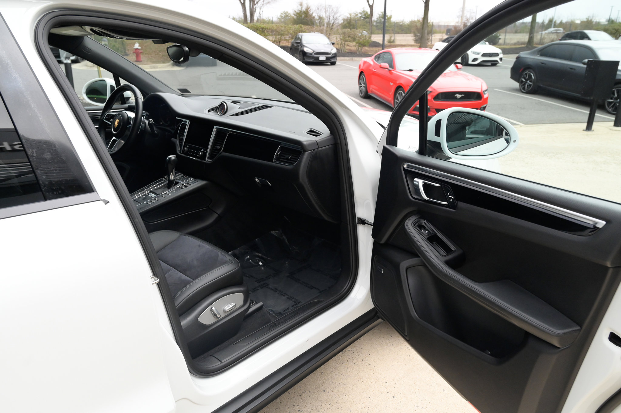 Used 2018 Porsche Macan AWD/4WD image 52
