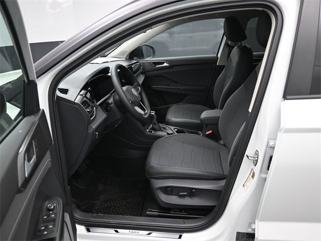 New 2026 Volkswagen Taos SE image 9