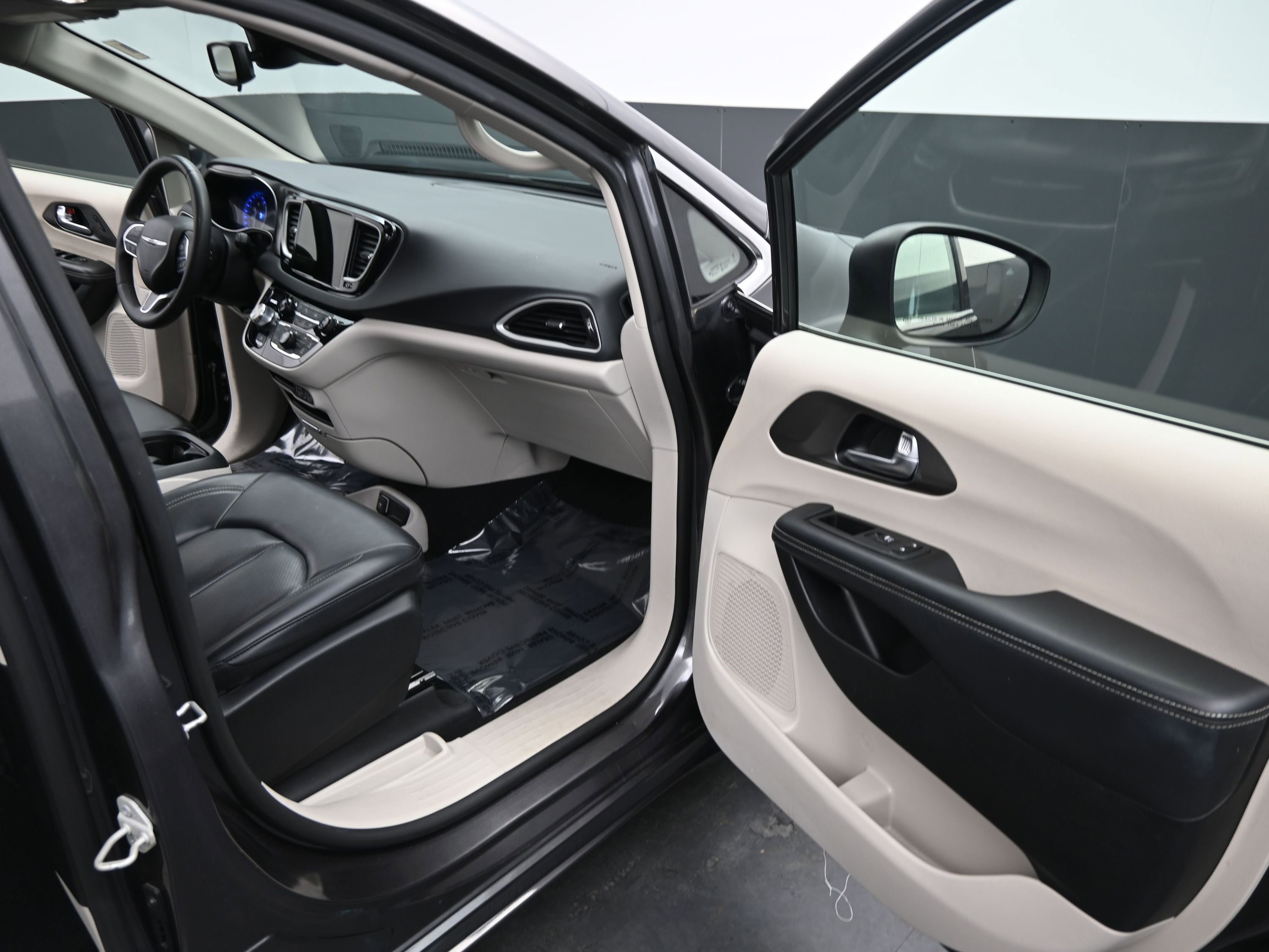 Used 2023 Chrysler Pacifica Touring-L image 21