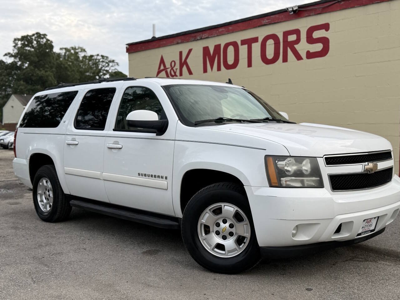 Used 2009 Chevrolet Suburban LT w/ Luxury Package RWD image 1