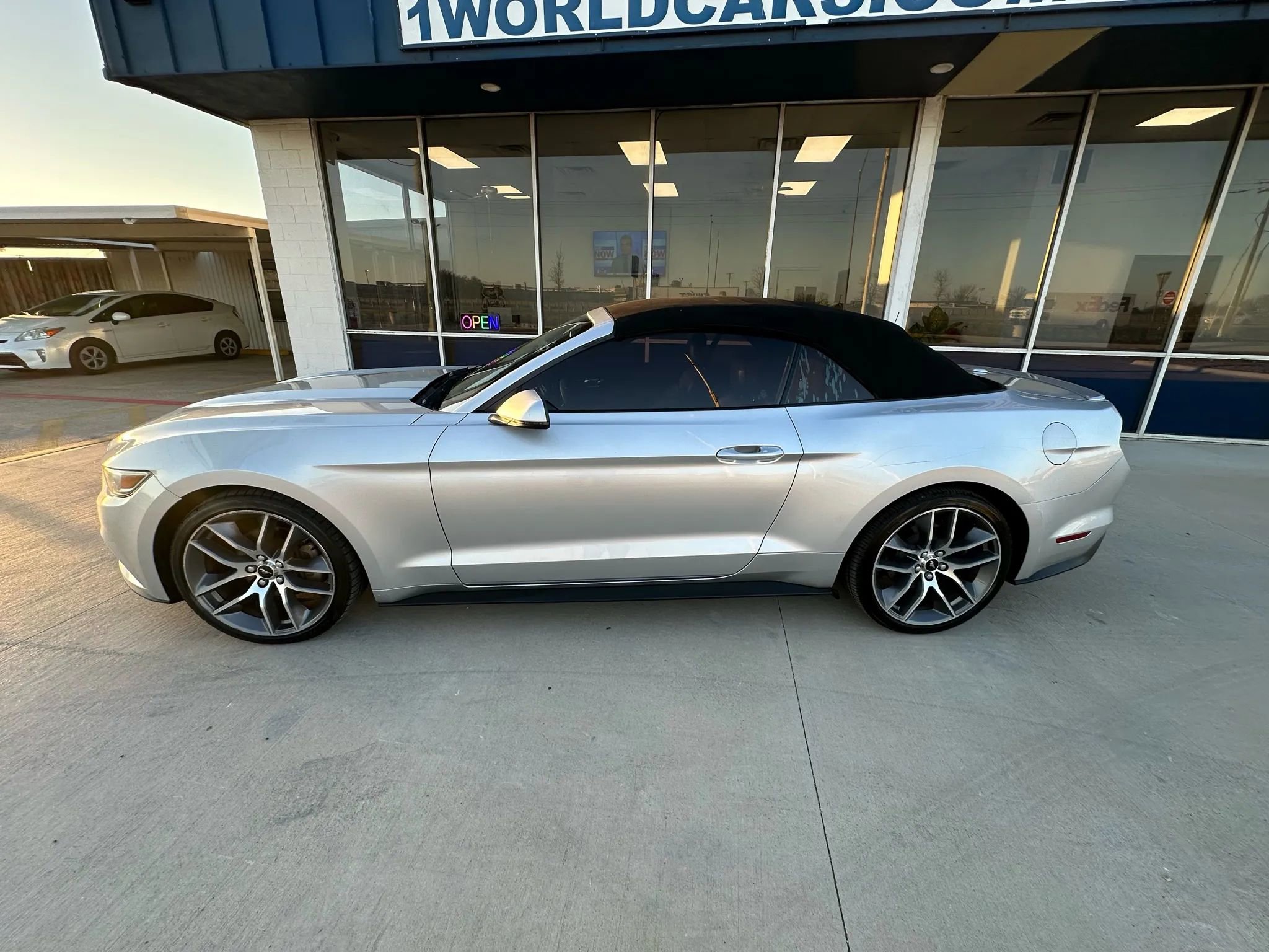 Used 2016 Ford Mustang Premium image 2