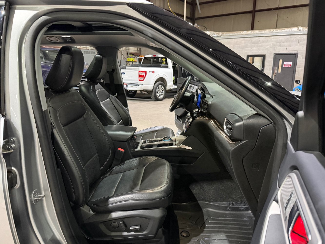 Used 2022 Ford Explorer Limited w/ Equipment Group 301A AWD/4WD image 26