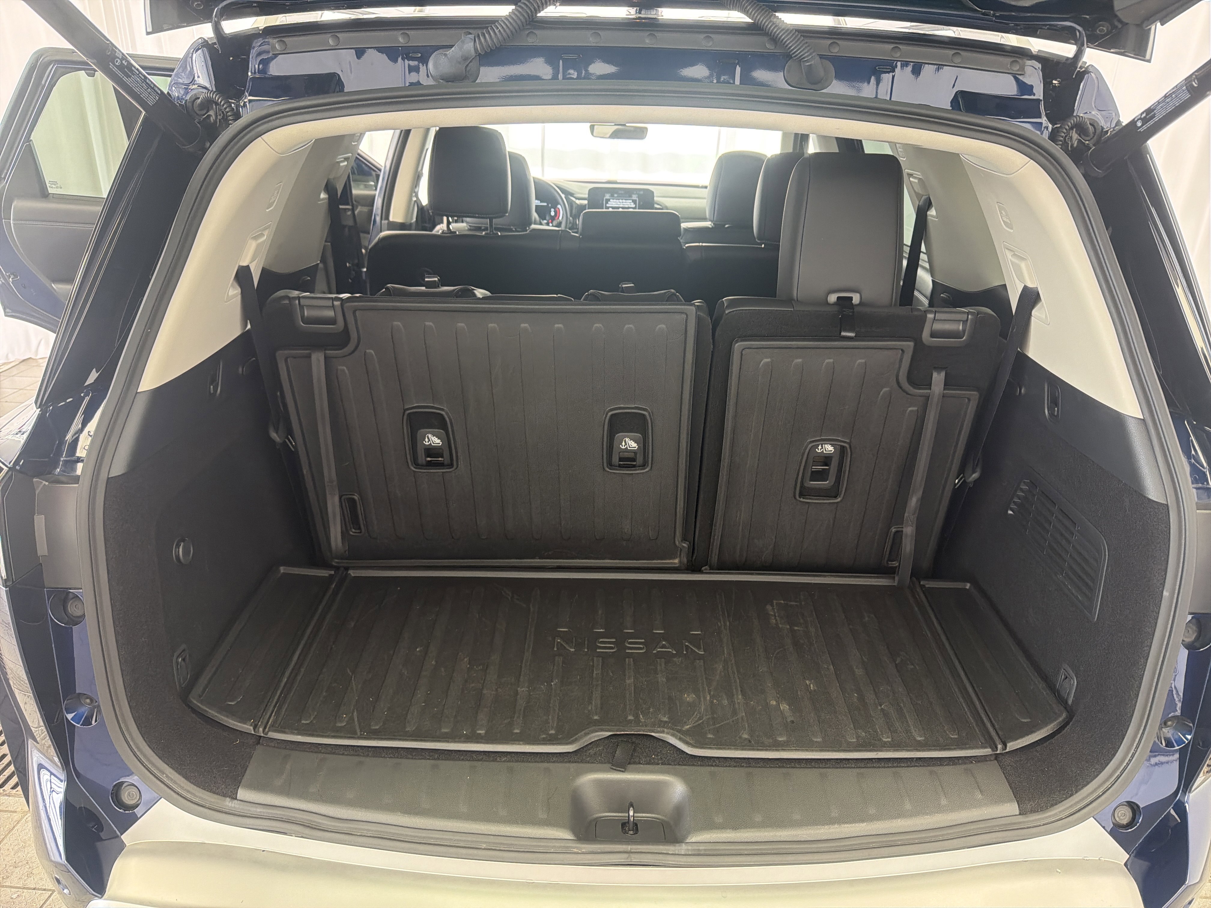 Used 2024 Nissan Pathfinder Platinum w/ Cargo Package image 12