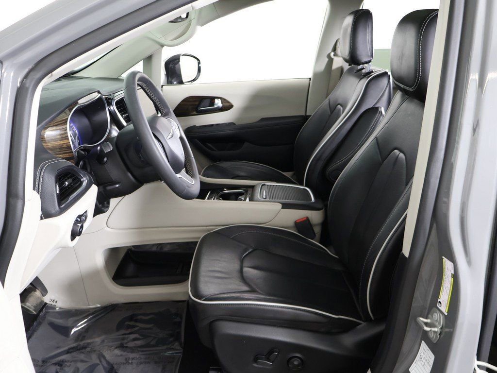 Used 2023 Chrysler Pacifica Limited image 34