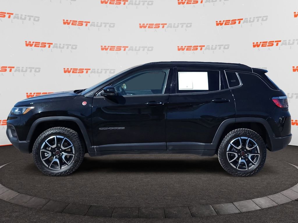 Used 2025 Jeep Compass Trailhawk image 2