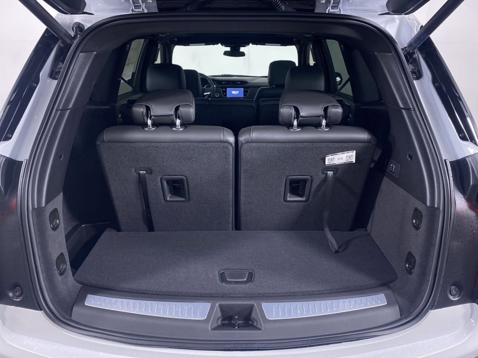 New 2025 Cadillac XT6 Luxury w/ LPO, Red Accent Package FWD image 15
