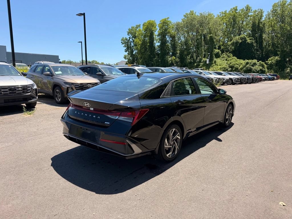 Used 2025 Hyundai Elantra Limited FWD image 3