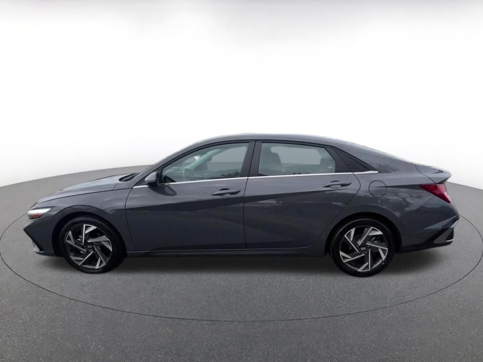 Used 2025 Hyundai Elantra Limited FWD image 9