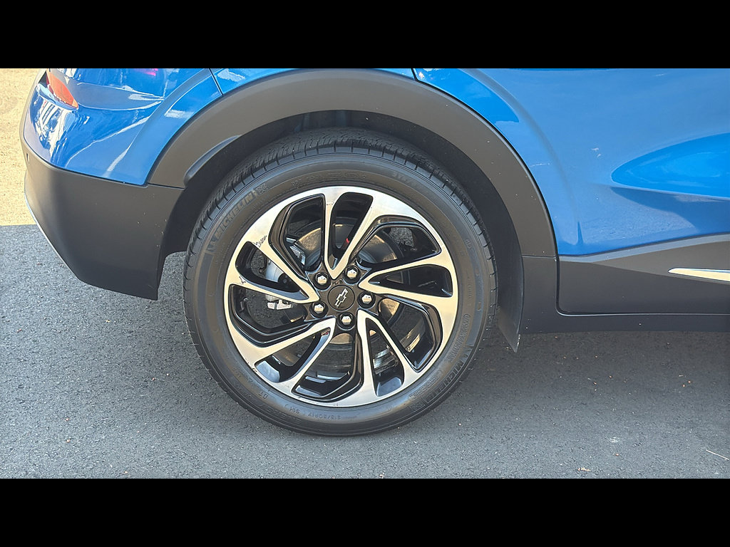 Used 2023 Chevrolet Bolt EUV Premier w/ Sun & Sound Package FWD image 5