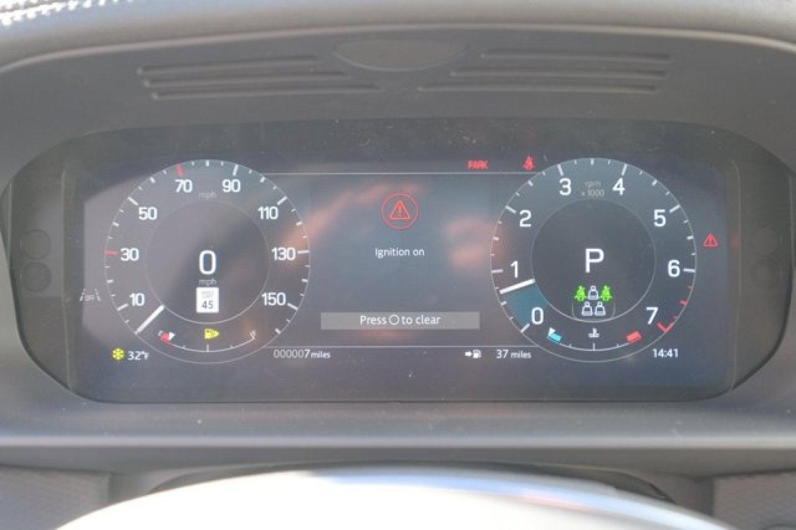 New 2025 Land Rover Discovery Dynamic SE image 28