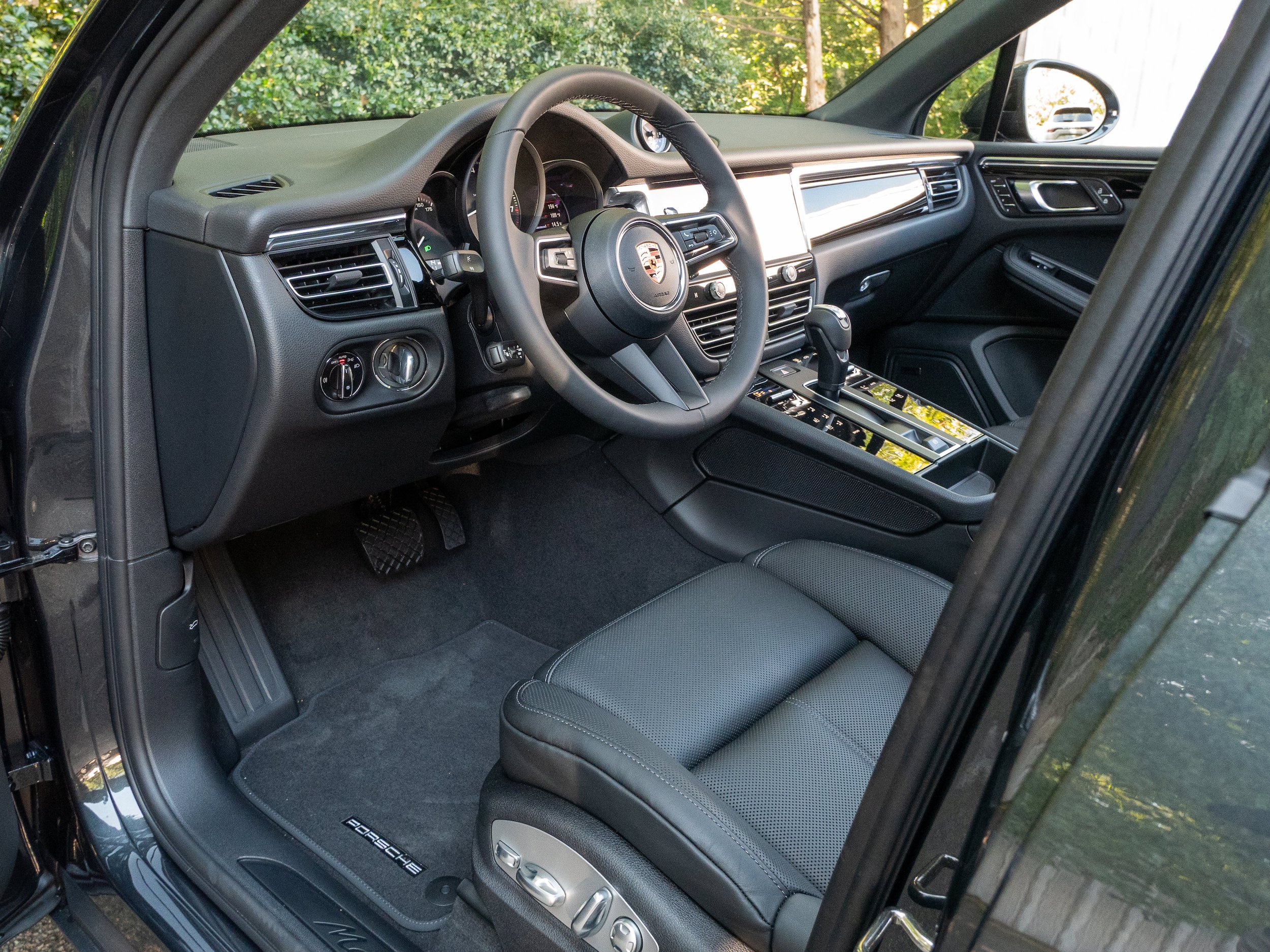 Certified 2026 Porsche Macan AWD/4WD image 4