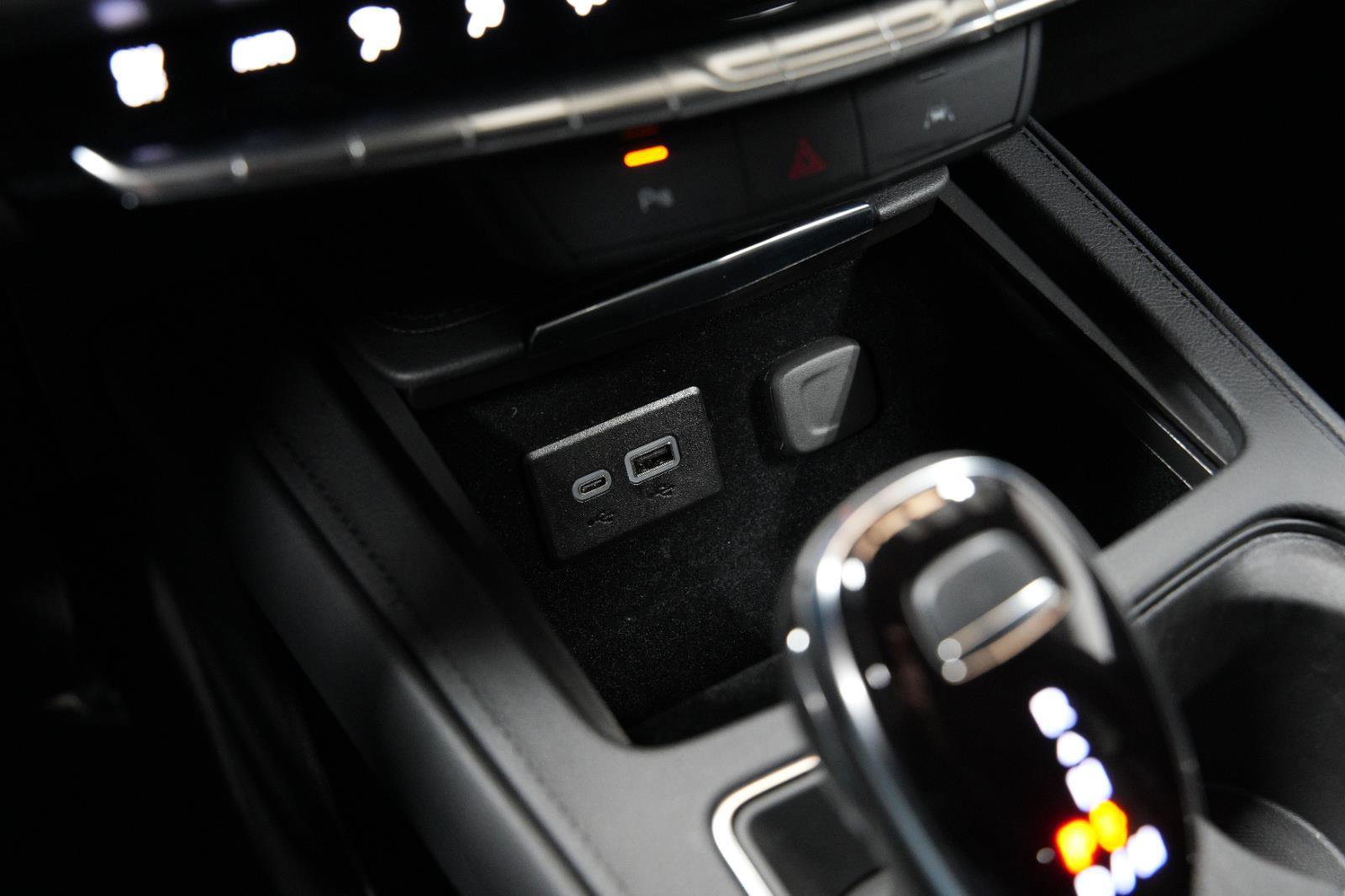 Used 2025 Cadillac XT4 Premium Luxury image 40