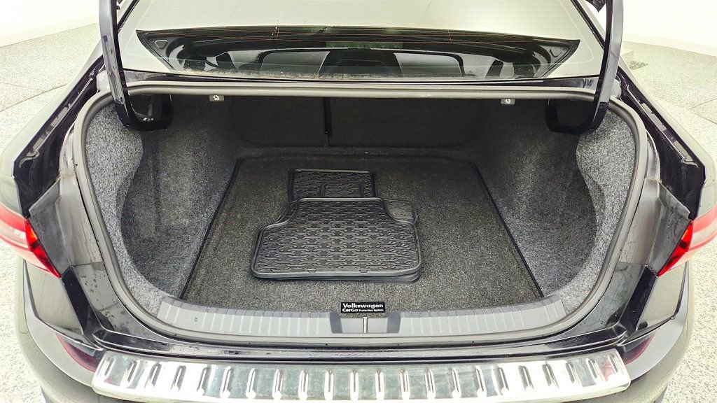 Used 2023 Volkswagen Jetta SE w/ Panoramic Sunroof Package image 21