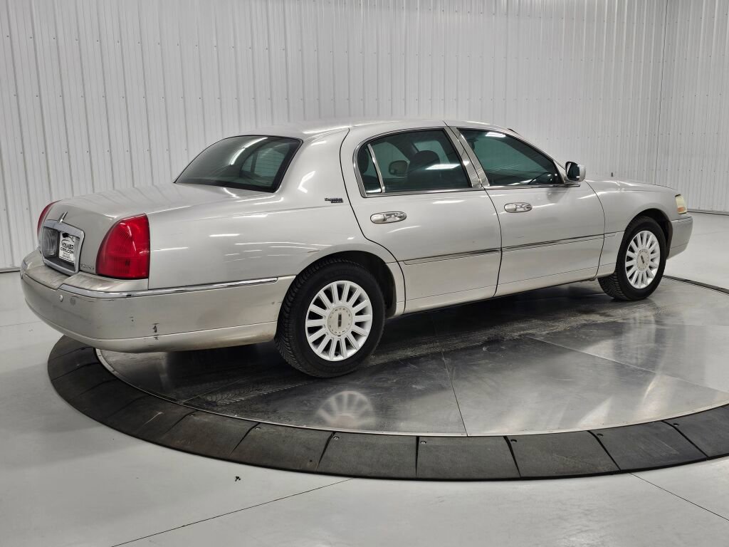 Used 2005 Lincoln Town Car Signature Limited image 5