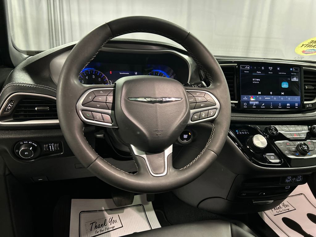Used 2025 Chrysler Pacifica Select w/ Uconnect Theater Family Group image 15