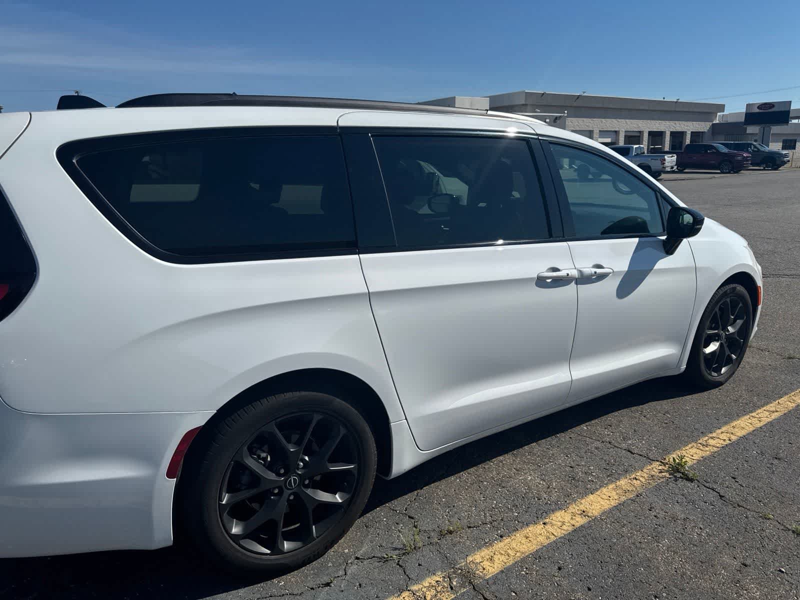 Used 2025 Chrysler Pacifica Limited FWD image 13