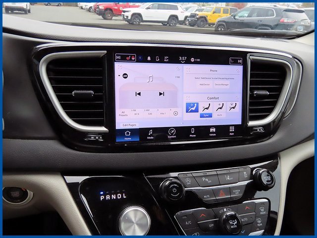 Used 2024 Chrysler Pacifica Touring-L image 16