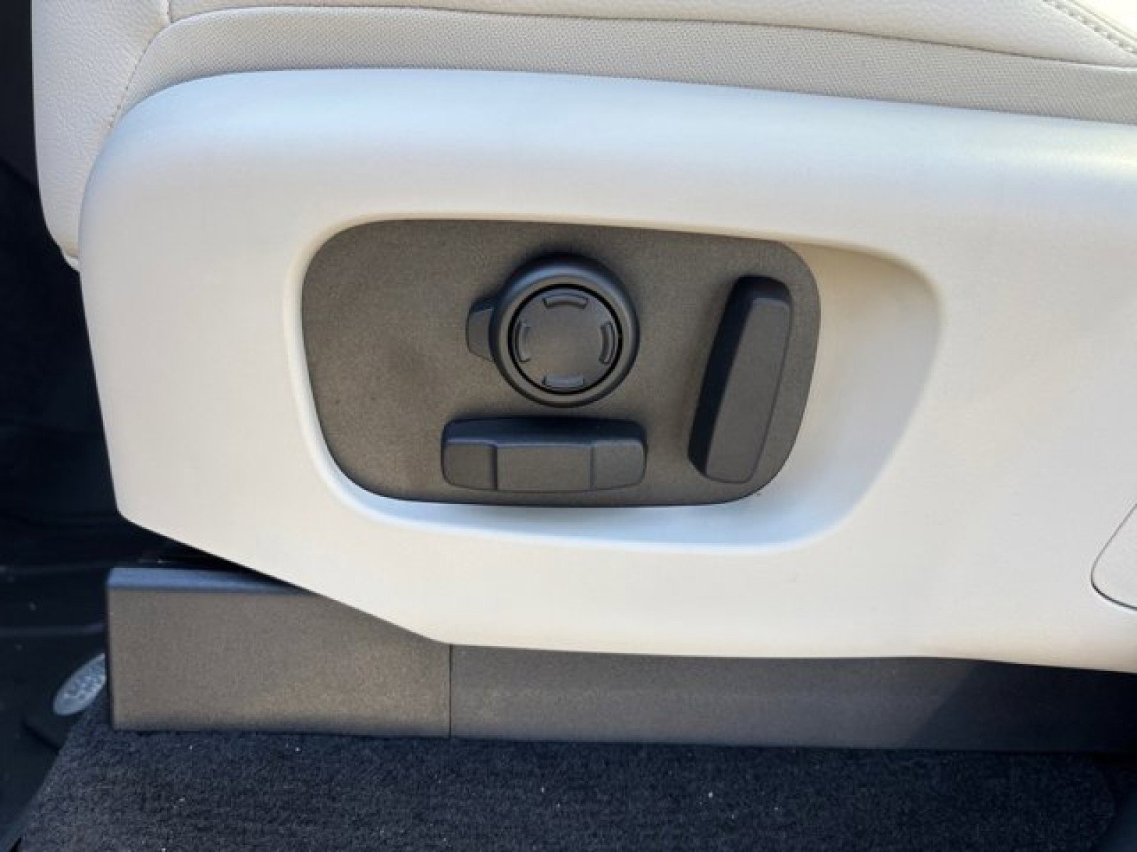 New 2025 Land Rover Discovery S image 11