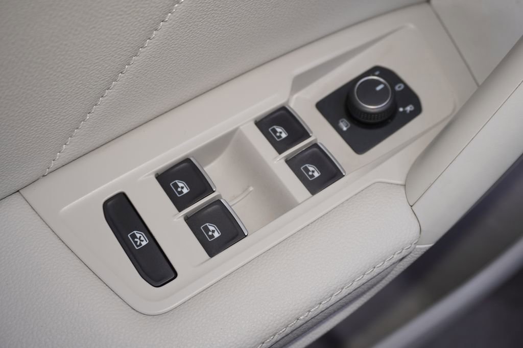 Used 2023 Volkswagen Tiguan SE R-Line image 14