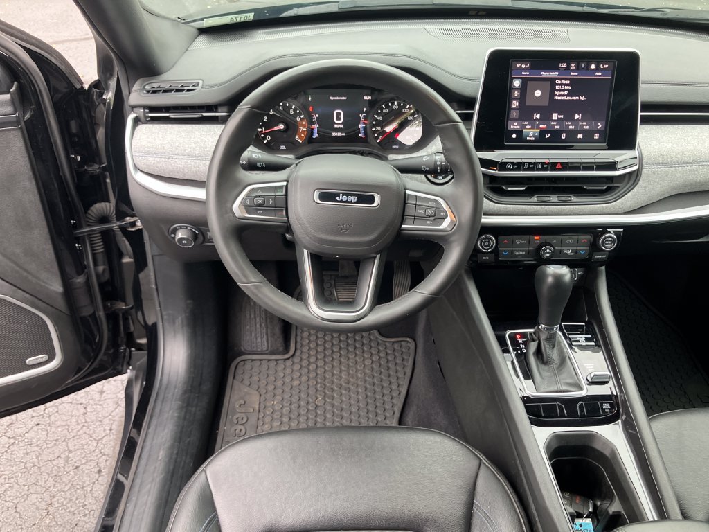 Used 2025 Jeep Compass Latitude w/ Sun & Sound Group AWD/4WD image 15
