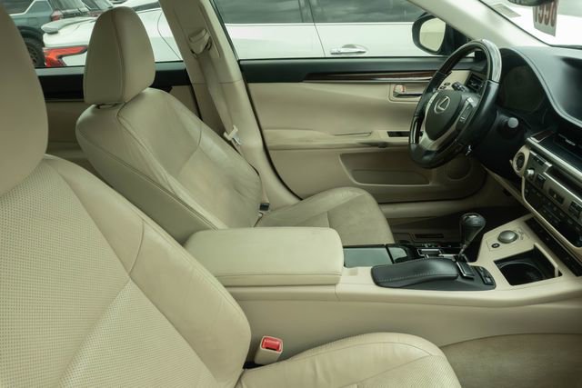 Used 2013 Lexus ES 350 w/ Luxury Pkg FWD image 4