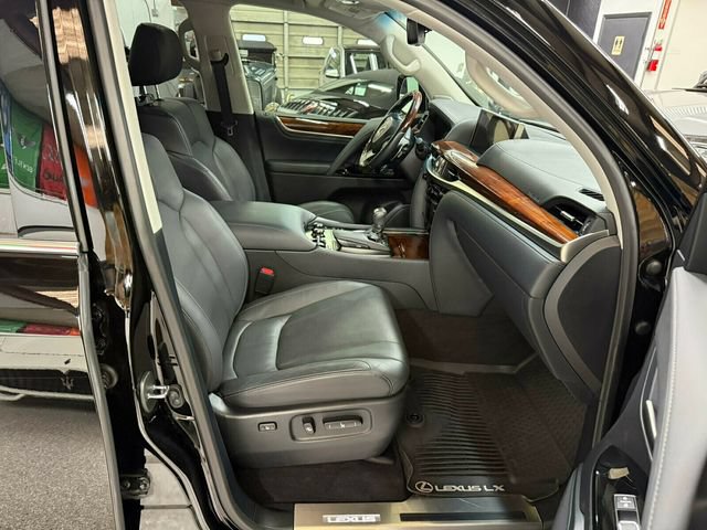 Used 2021 Lexus LX 570 4WD w/ Luxury Package image 27