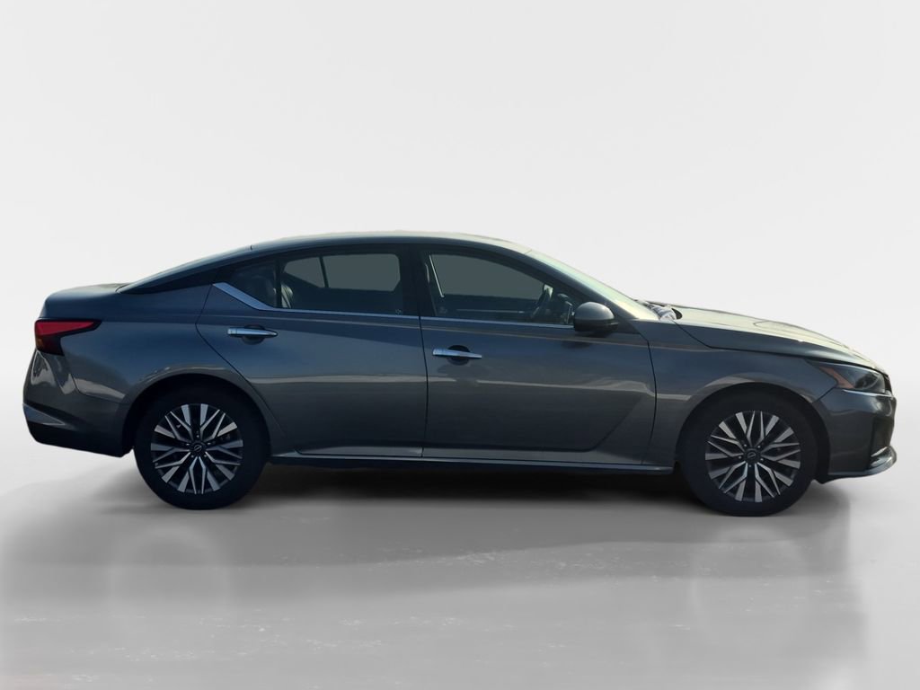 Used 2023 Nissan Altima 2.5 SV image 3