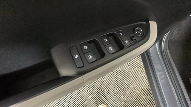 Used 2025 Hyundai Venue SEL FWD image 11