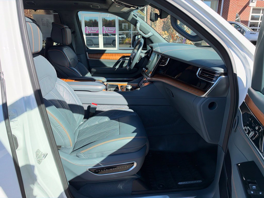 Used 2024 Jeep Grand Wagoneer Series III w/ Rear Seat Video Group 1 AWD/4WD image 60
