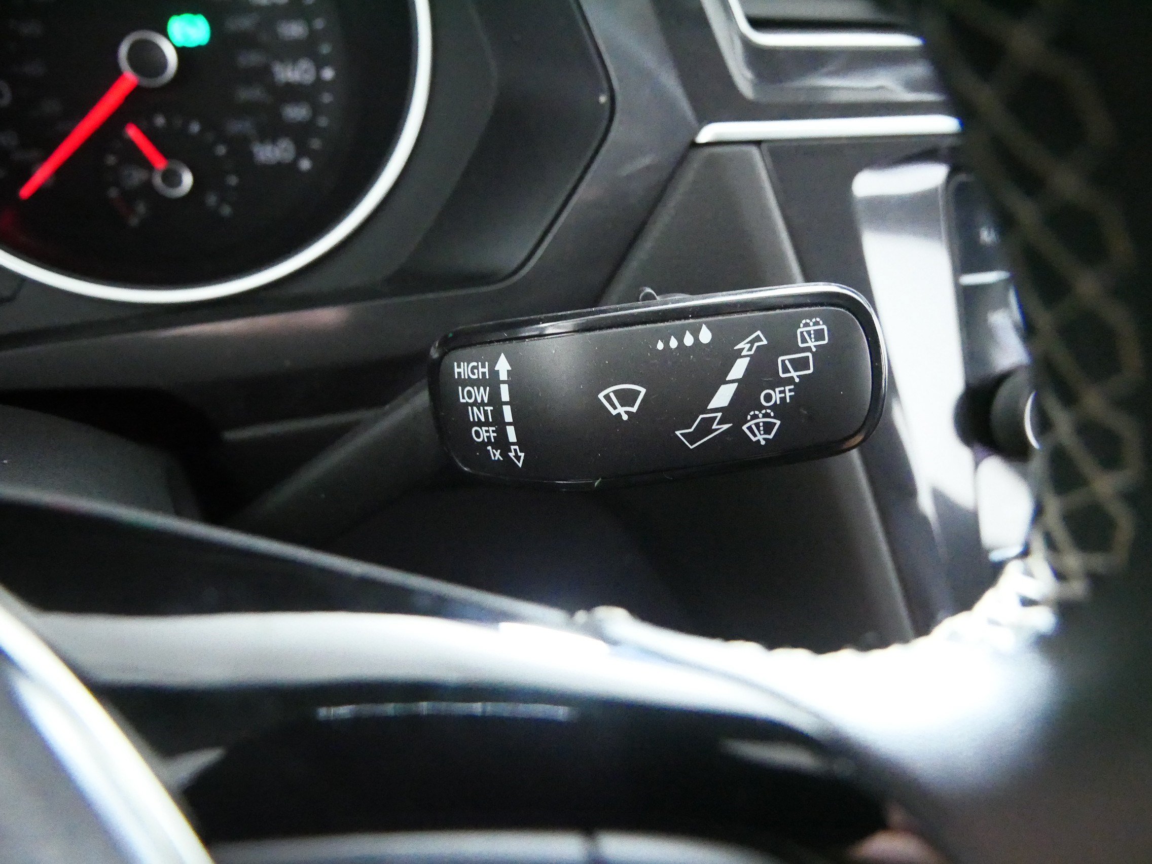 Used 2021 Volkswagen Tiguan SE AWD/4WD image 31