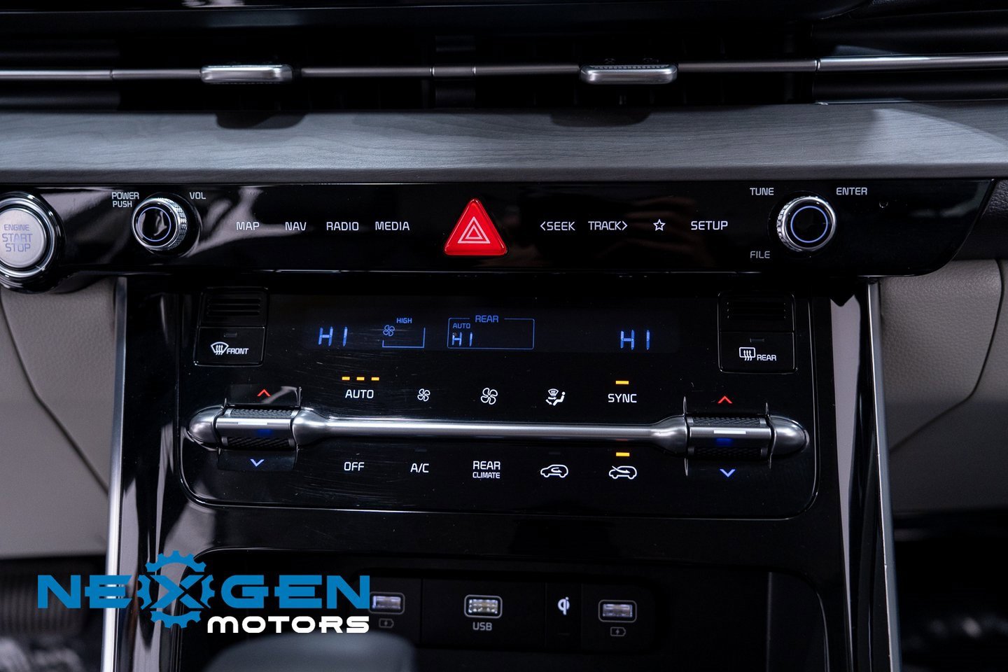 Used 2024 Kia Carnival EX image 13