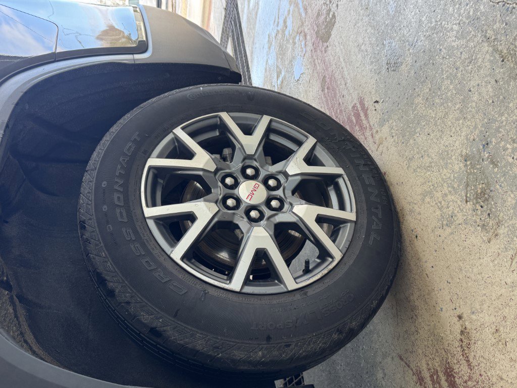 Used 2023 GMC Acadia SLT image 60