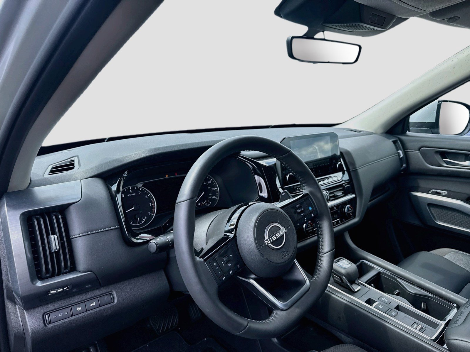 Used 2025 Nissan Pathfinder SL FWD image 9