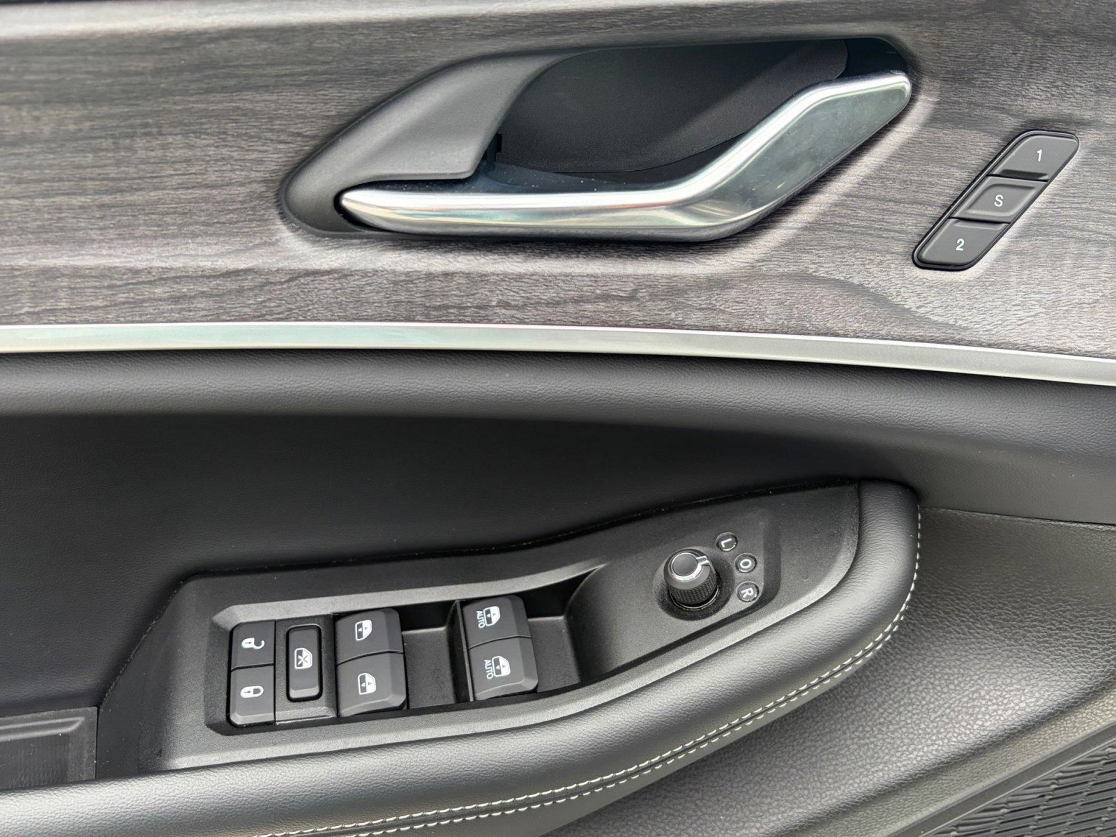 Used 2025 Jeep Grand Cherokee Limited w/ Trailer Tow Package image 15