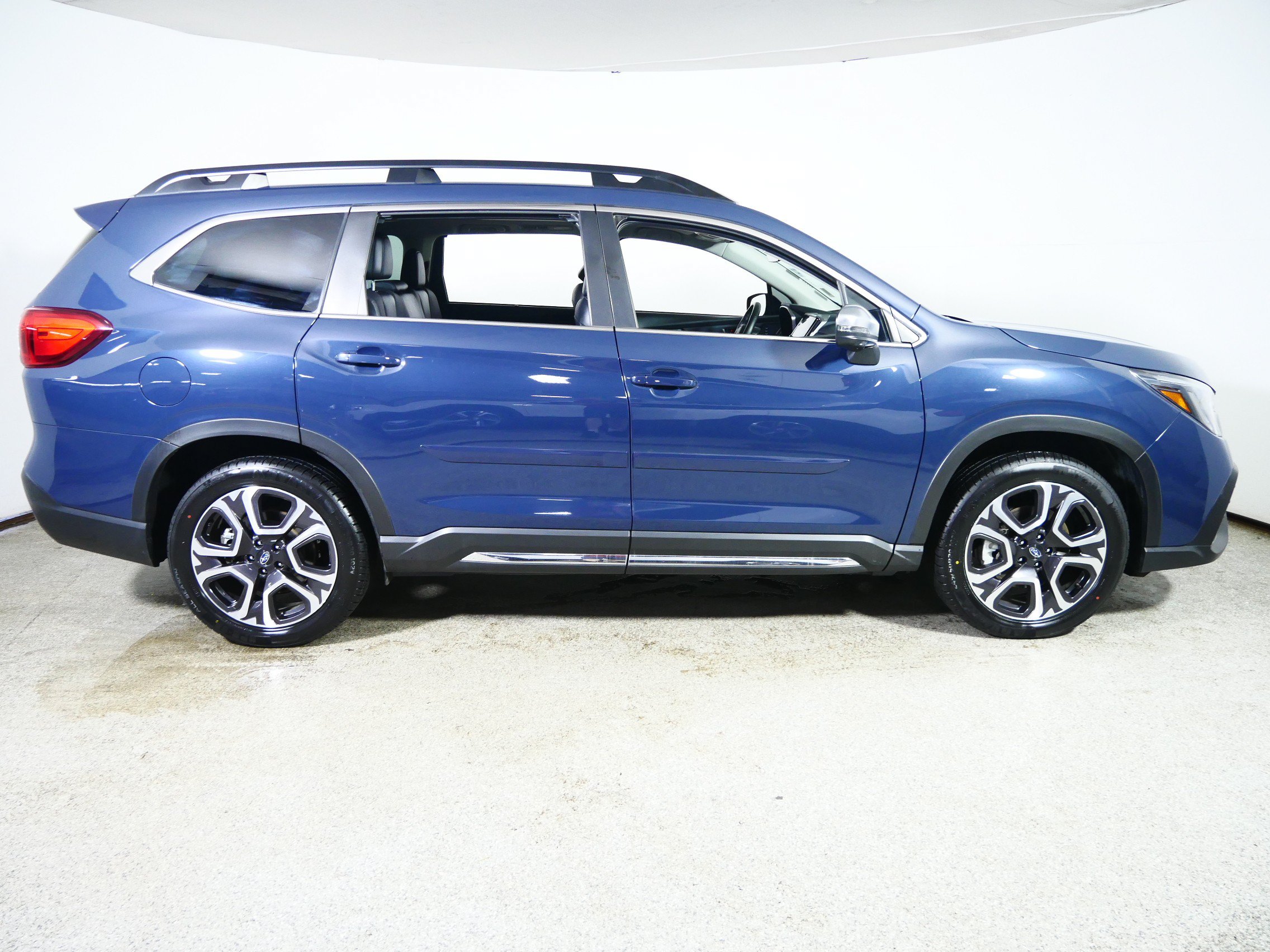 Used 2023 Subaru Ascent Limited w/ Technology Package AWD/4WD image 8