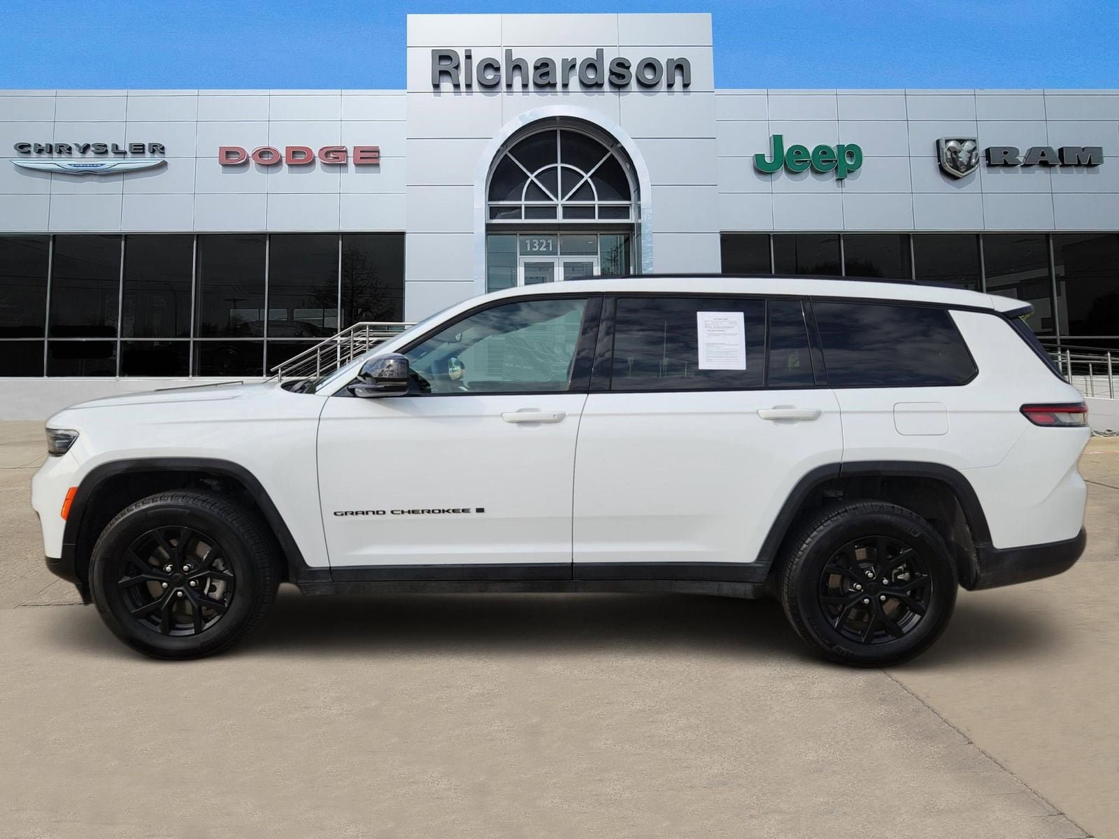 Used 2024 Jeep Grand Cherokee L Altitude AWD/4WD image 3