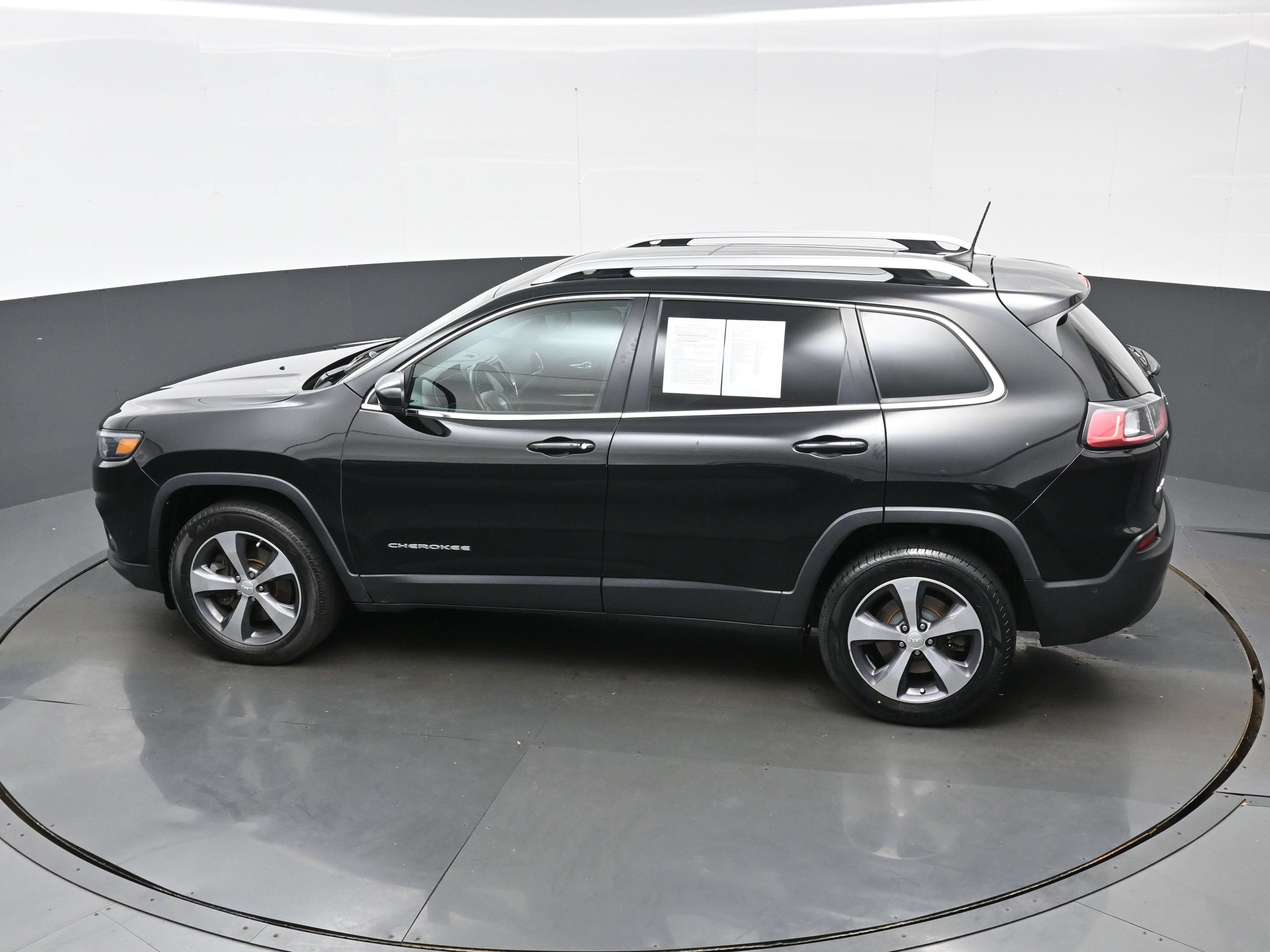 Used 2019 Jeep Cherokee Limited w/ Luxury Group AWD/4WD image 39
