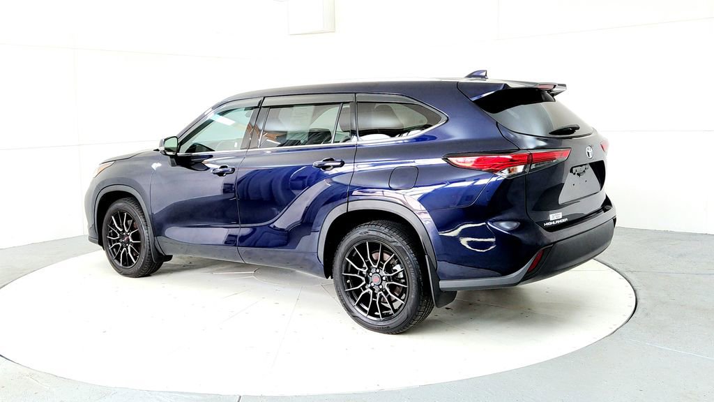 Used 2022 Toyota Highlander XLE AWD/4WD image 4