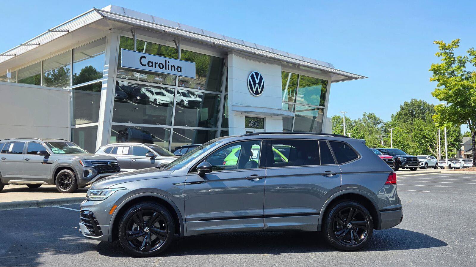 Certified 2024 Volkswagen Tiguan SE R-Line FWD image 2