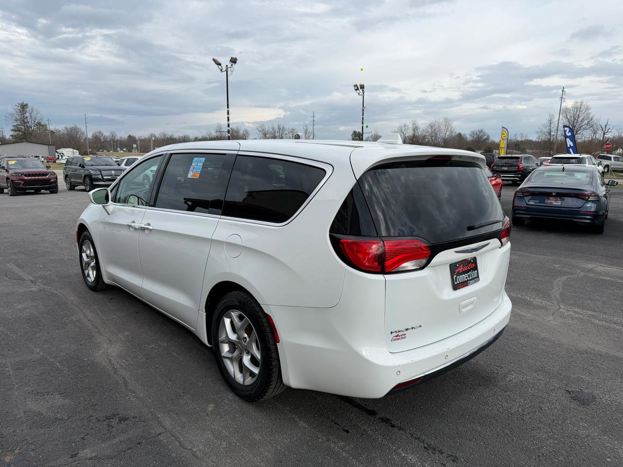 Used 2018 Chrysler Pacifica Touring Plus w/ Tire & Wheel Group image 7