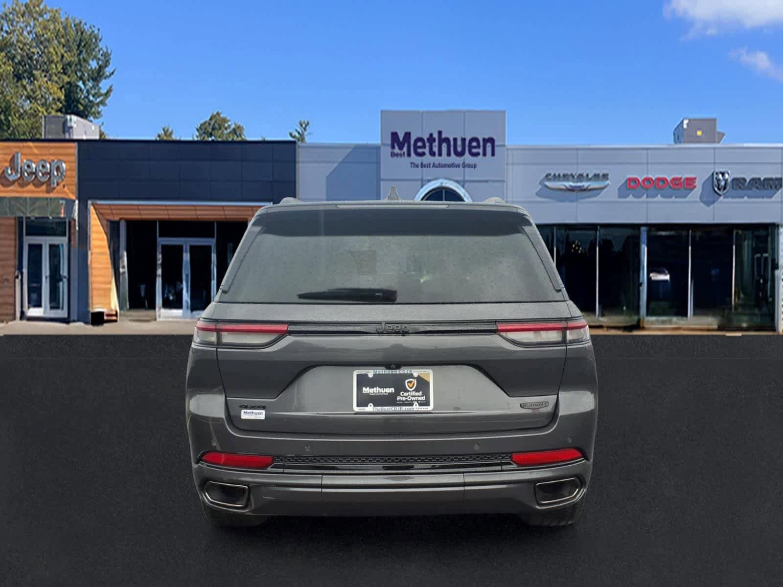 Used 2025 Jeep Grand Cherokee Summit w/ Obsidian Package AWD/4WD image 5