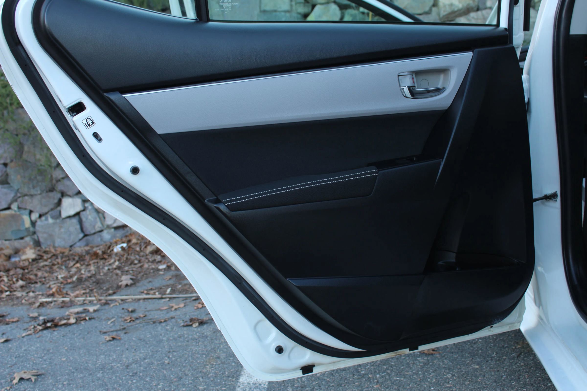 Used 2018 Toyota Corolla LE FWD image 14