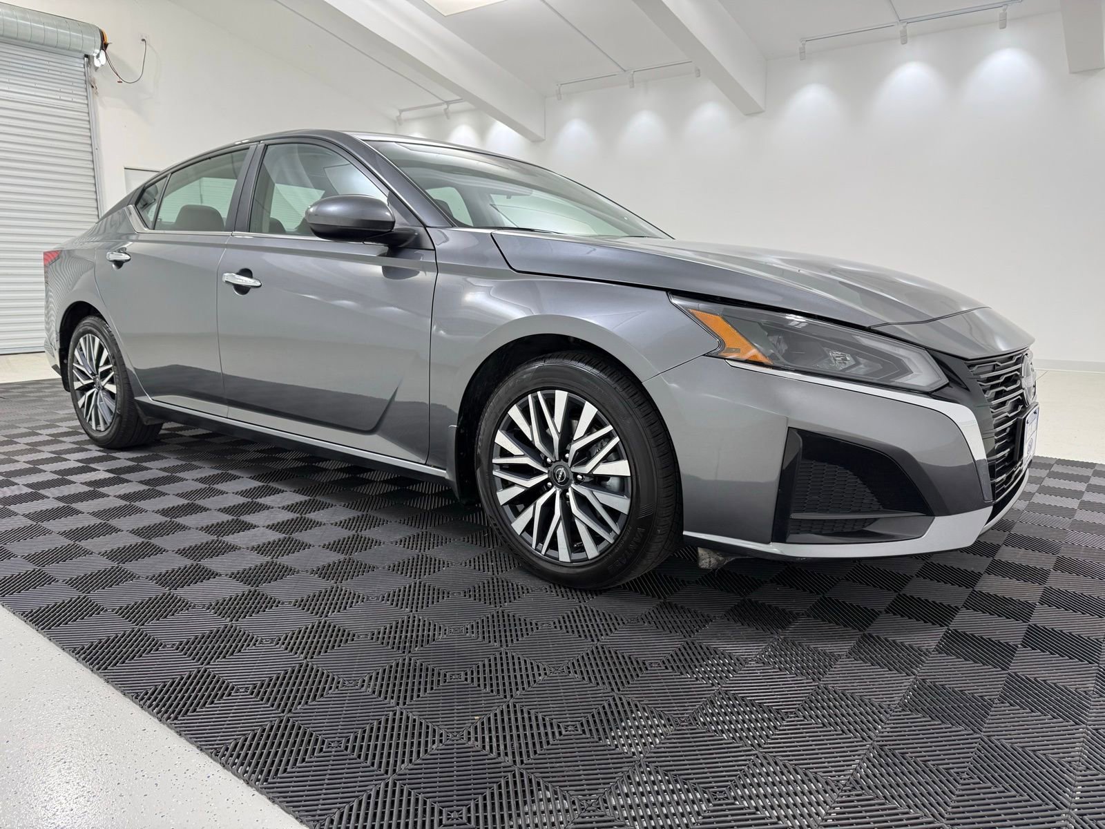 Used 2024 Nissan Altima 2.5 SV w/ SV Premium Package image 1
