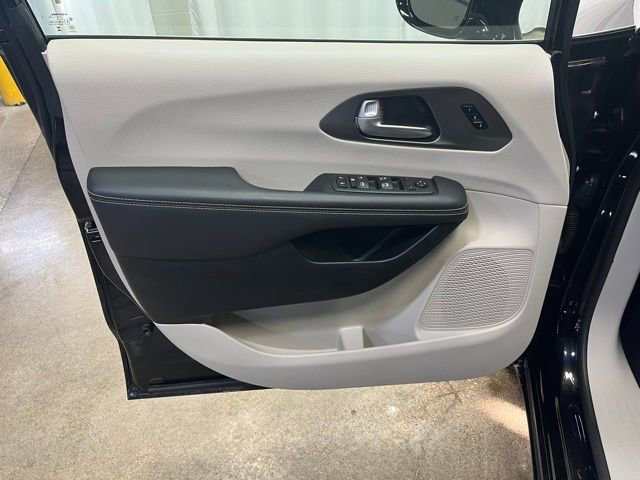 Used 2024 Chrysler Pacifica Touring-L image 13