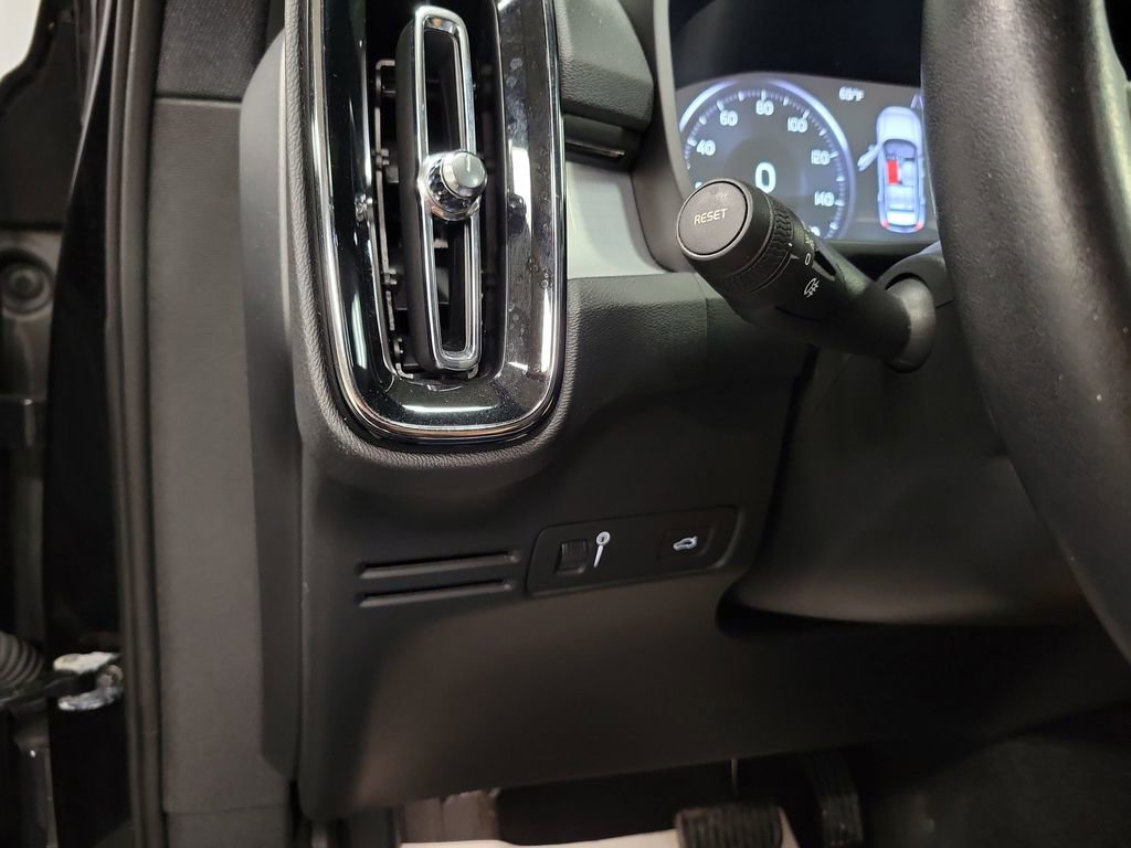 Used 2019 Volvo XC40 T5 Momentum image 23