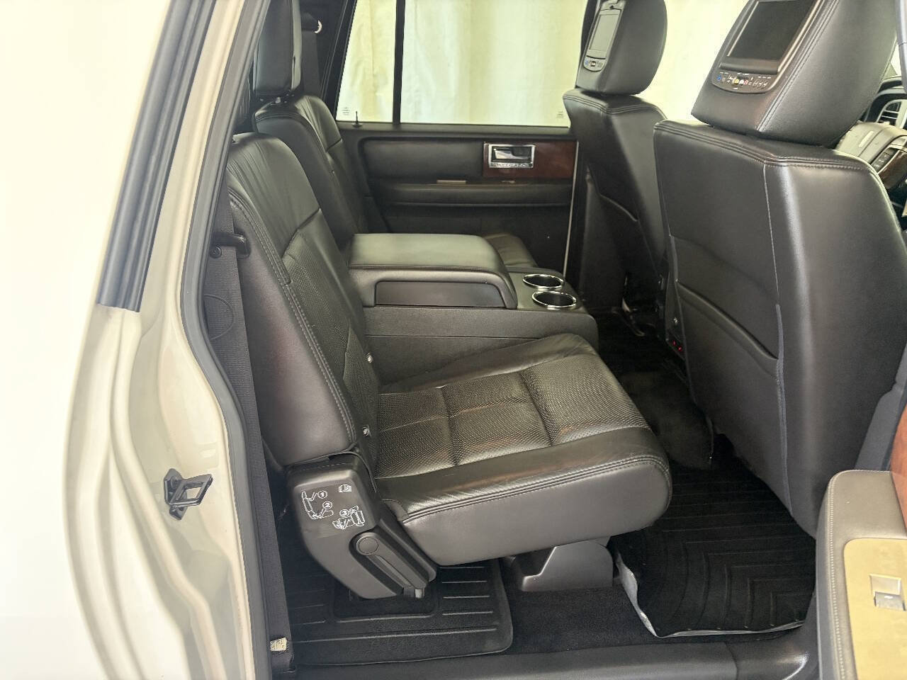 Used 2014 Lincoln Navigator L 4WD image 26