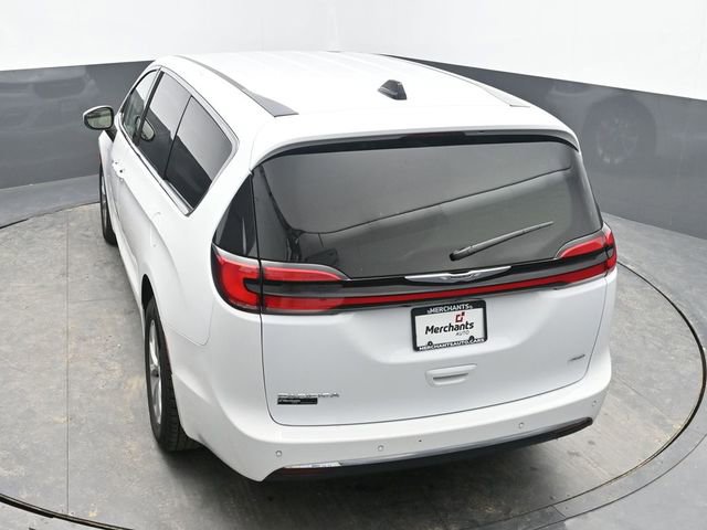 Used 2023 Chrysler Pacifica Touring-L image 23